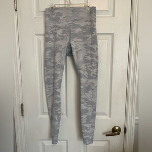 White camo ribbed lulu leggings ( Wunder Under High-Rise 28)